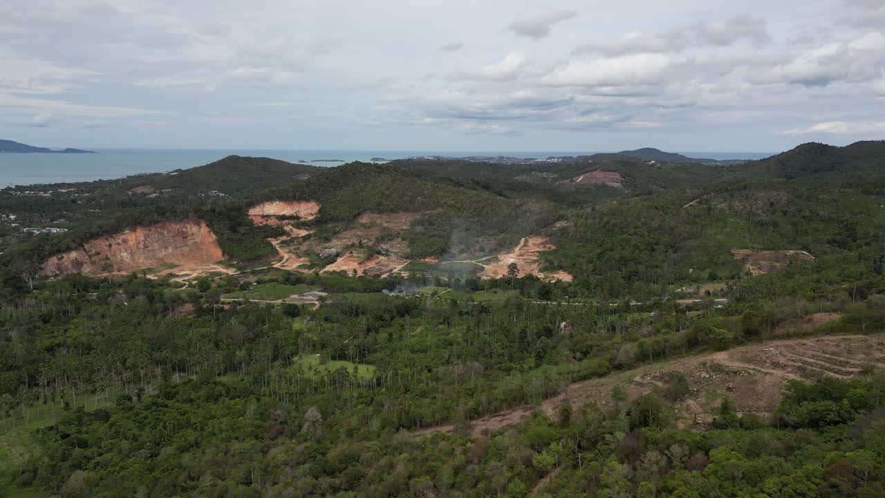 clip aéreo de bosque montañoso con espesa vegetación natural y colinas de piedra arenisca