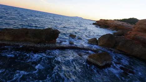 drones aéreos panorámicos de fpv volando a lo largo de la escarpada costa mediterránea en españa