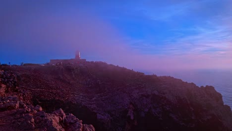 Gente-Disfrutando-De-La-Brumosa-Vista-Del-Paisaje-Marino-Desde-El-Cabo-De-San-Vicente-De-Vila-Do-Bispo,-Portugal