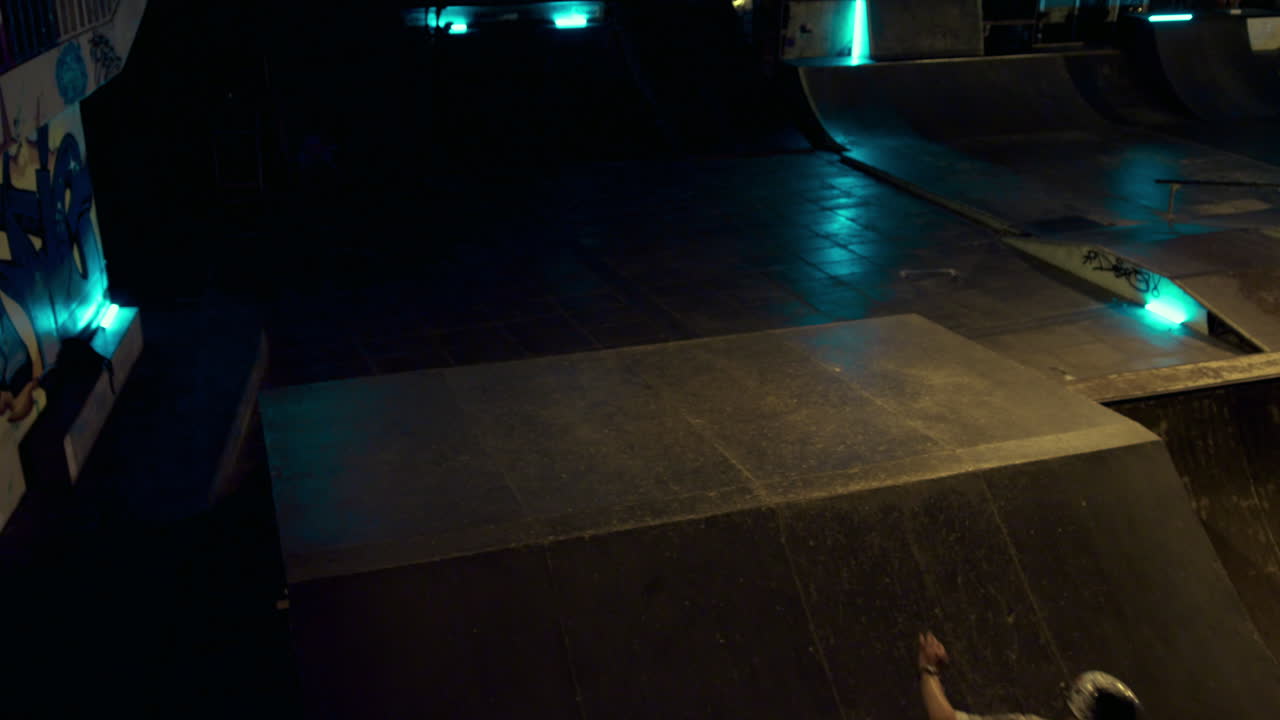 patinador competitivo practicando en el parque de patinaje. patines extremos de hombre.