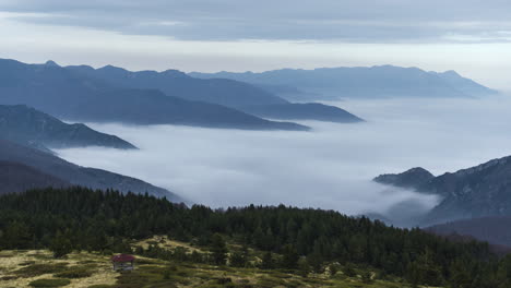 Ruhiger-Zeitraffer-über-Bergen,-Bedecken-Wolken,-Sonnenuntergang,-Kaimaktsalan,-Griechenland