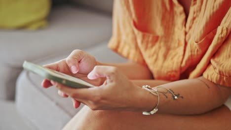 mujer, manos y escribir en el teléfono inteligente