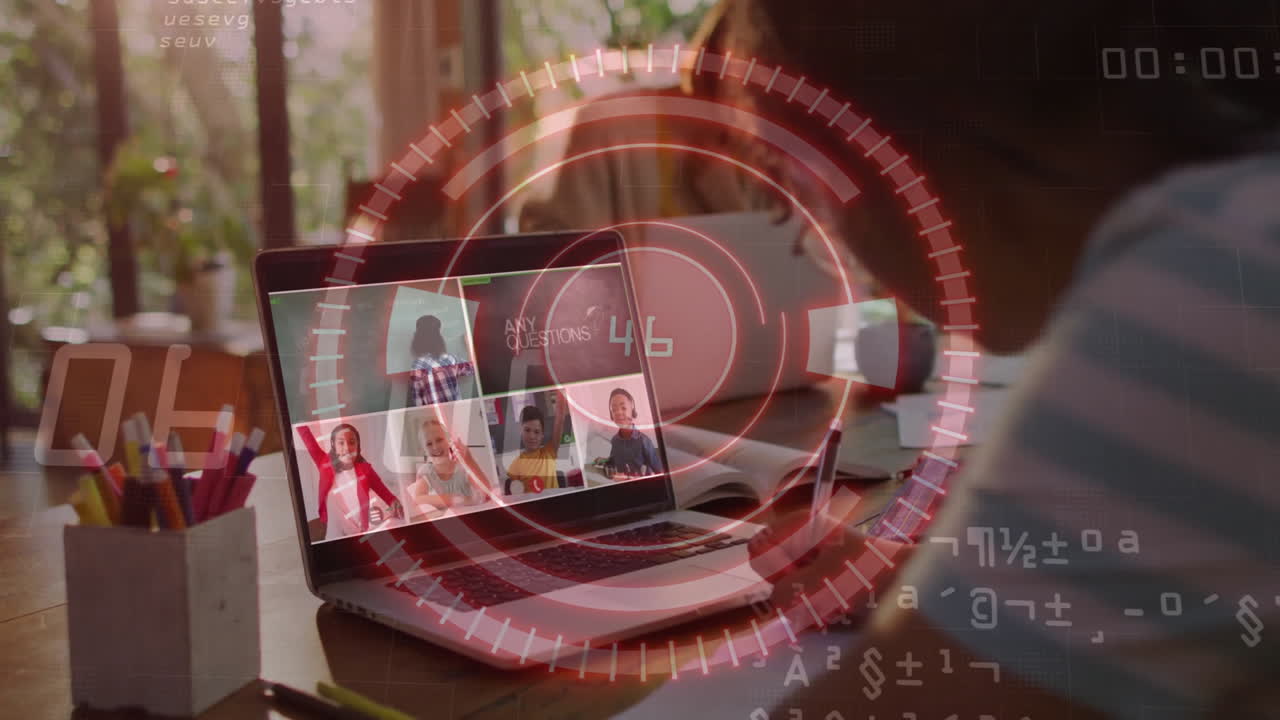 Riunione virtuale sullo schermo del laptop con animazione in sovrimpressione di elaborazione dati digitali.