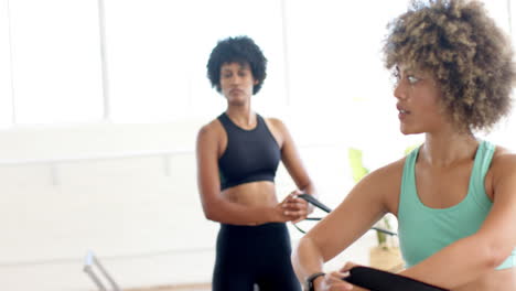 dos mujeres biraciales y una mujer caucásica están practicando yoga