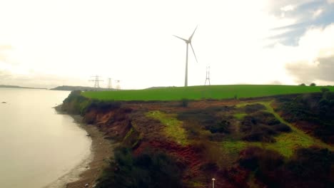 vista de un molino de viento en la costa del mar