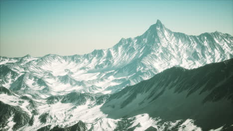 altas montañas bajo nieve en invierno
