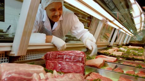 carnicero organizando la carne en el refrigerador 4k