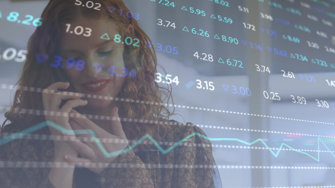 animación del procesamiento de datos financieros sobre una mujer de negocios que usa un teléfono inteligente