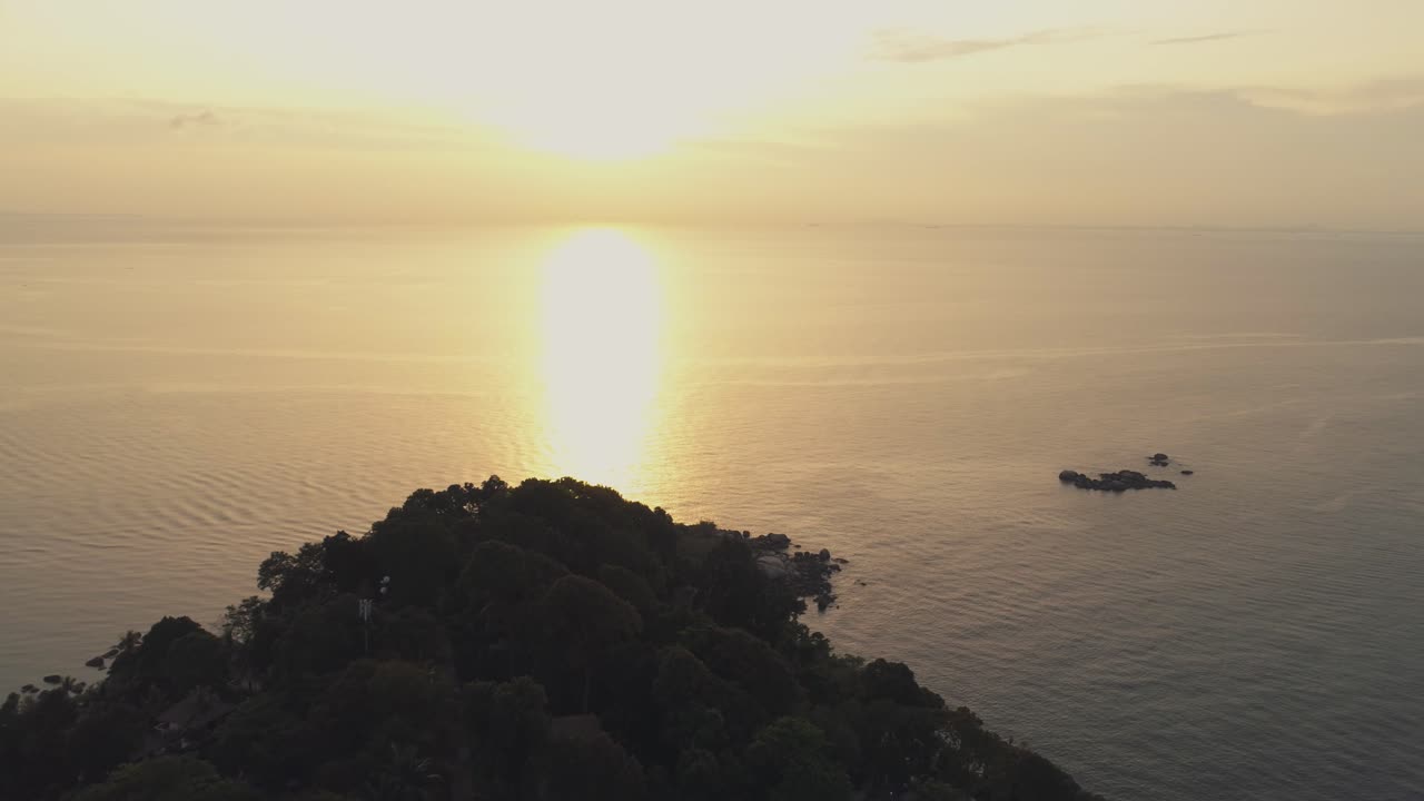 열대 섬 위의 해가 뜨는 것