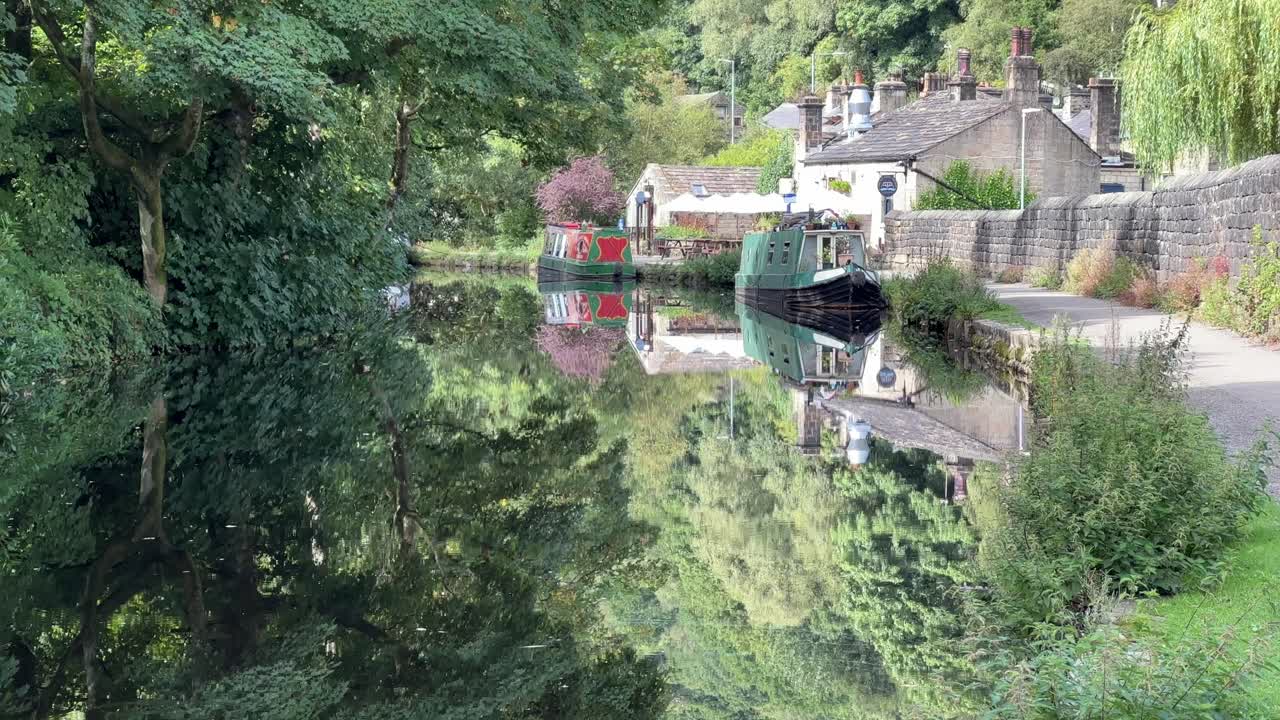 영국 요크셔의 경치 좋은 운하에 있는 운하 보트, 바지선, 길고 좁은 보트