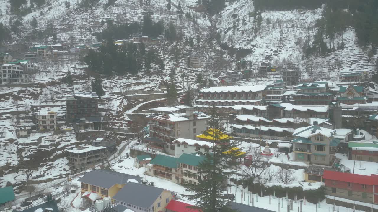 Widok z lotu ptaka na miasto Manali po opadach śniegu.