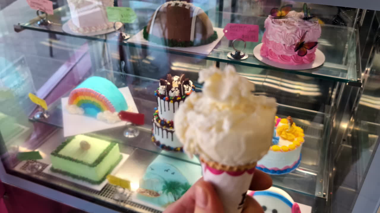 cerca de un cono de helado como postre