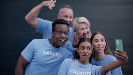 Selfie,-peace-sign-and-volunteer-group