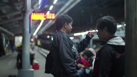 gente en una estación de tren