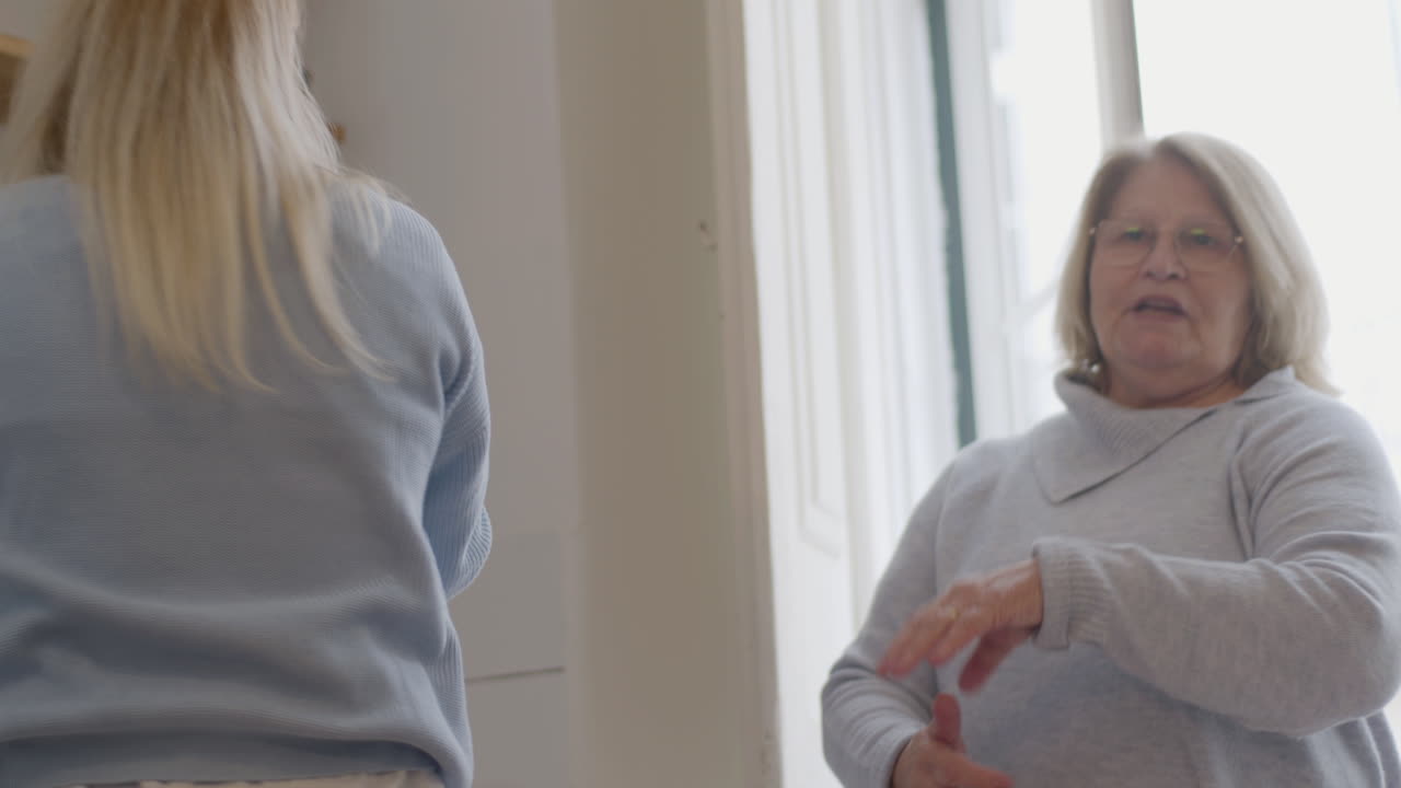 가정 가족 파티에서 축제 축하를 위해 준비하는 행복한 가족