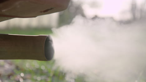 humo espeso y contaminante sale del escape de un automóvil en cámara lenta de 60 fps