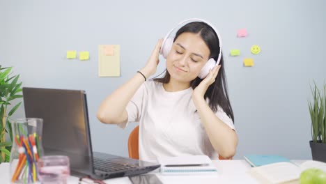 Glückliche-Studentin,-Die-Musik-Hört.