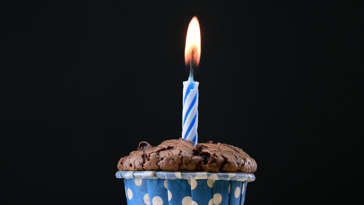 fiesta de pasteles con vela en fondo azul cinemagraph bucle sin costuras.