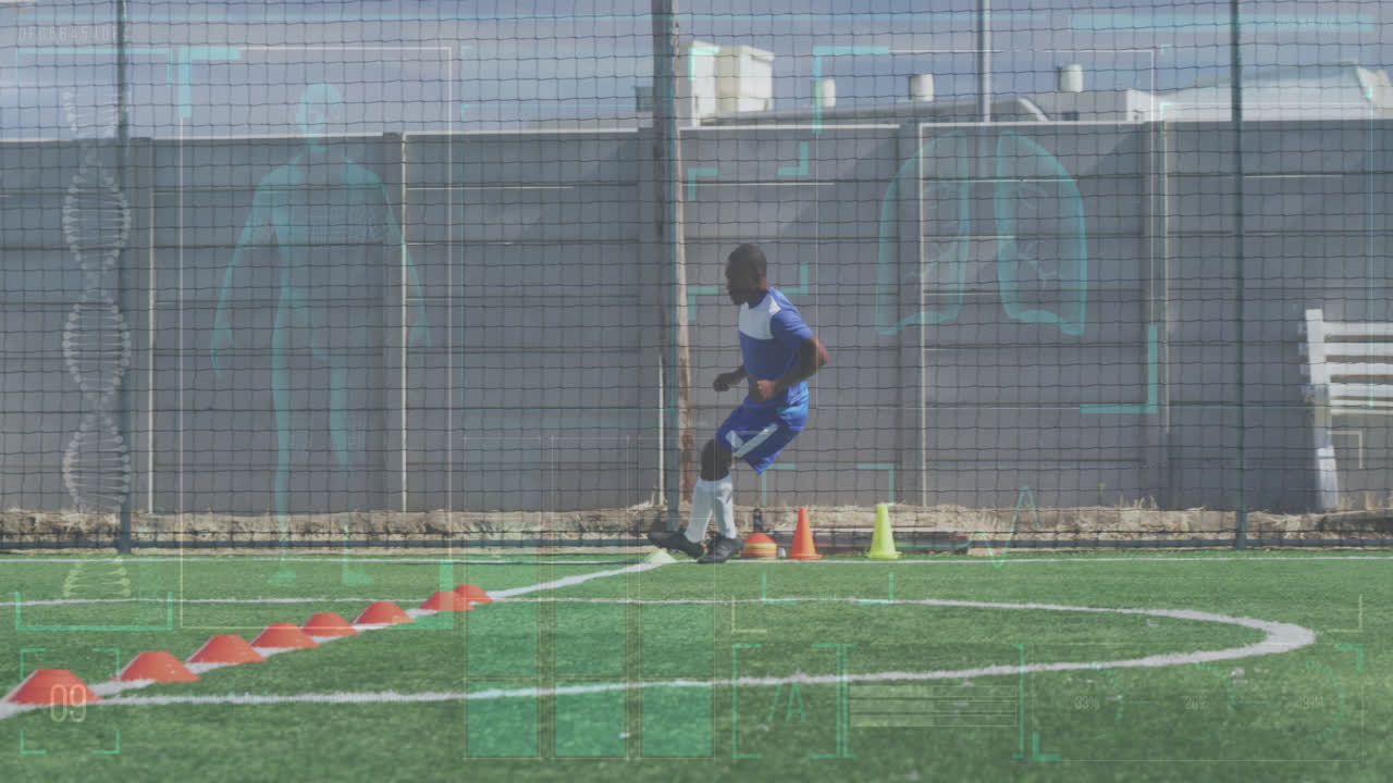 인터페이스 처리 데이터의 애니메이션 두 인종의 남성 축구 선수 훈련이 경기장에서 실행됩니다.