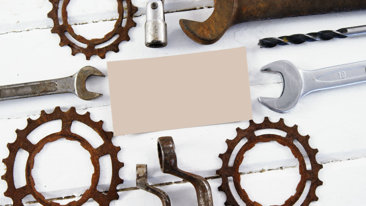 작업 도구와 나무판에 빈 종이 4k