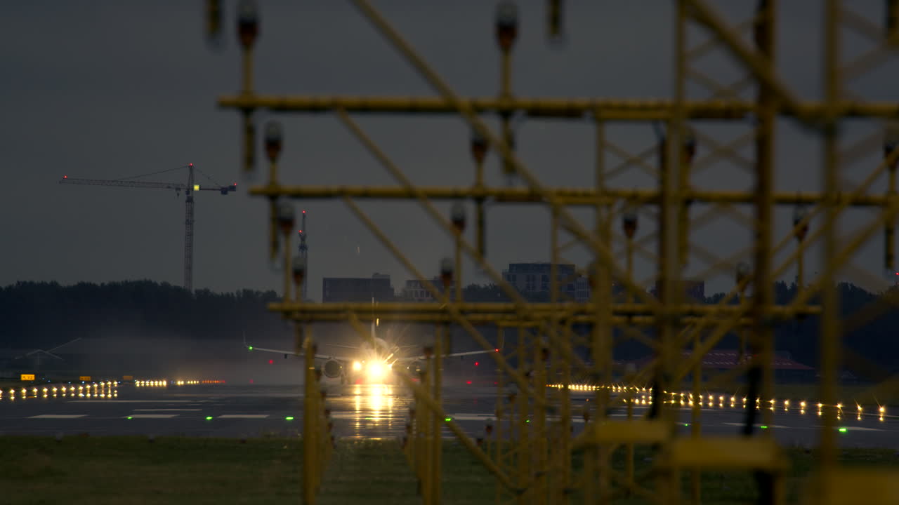 밤에 비행기의 착륙 및 이륙