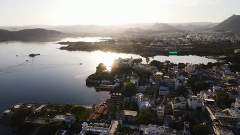 Volando-Sobre-La-Ciudad-Blanca-De-Rajasthan-En-La-Ciudad-De-Udaipur,-India