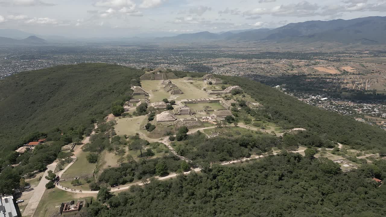 día soleado desde el aire a las ruinas del templo de monte alban zapotec en oaxaca, méxico