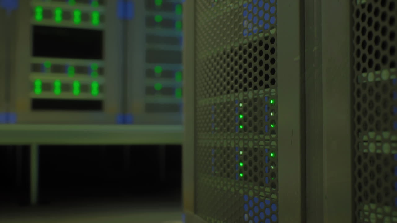 un primer plano de un rack de servidor en un centro de datos