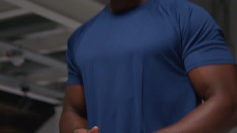 primer plano que muestra el pecho de un atleta masculino o boxeador entrenando en el gimnasio calentándose luchando preparándose para un evento deportivo o pelea