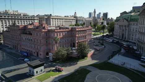 la belleza de la casa rosa, el palacio presidencial de argentina, en una mañana soleada