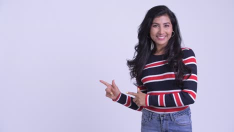 joven y hermosa mujer india