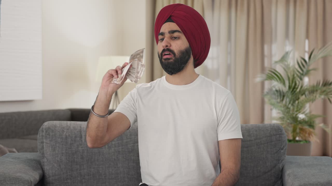 Uomo indiano Sikh che conta denaro
