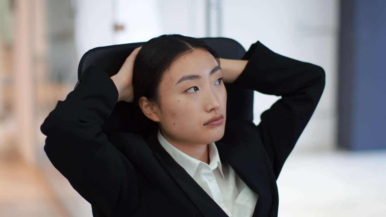 사무실 의자 에 앉은 여자