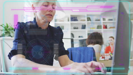 animación del procesamiento de datos financieros sobre una mujer de negocios caucásica en el cargo
