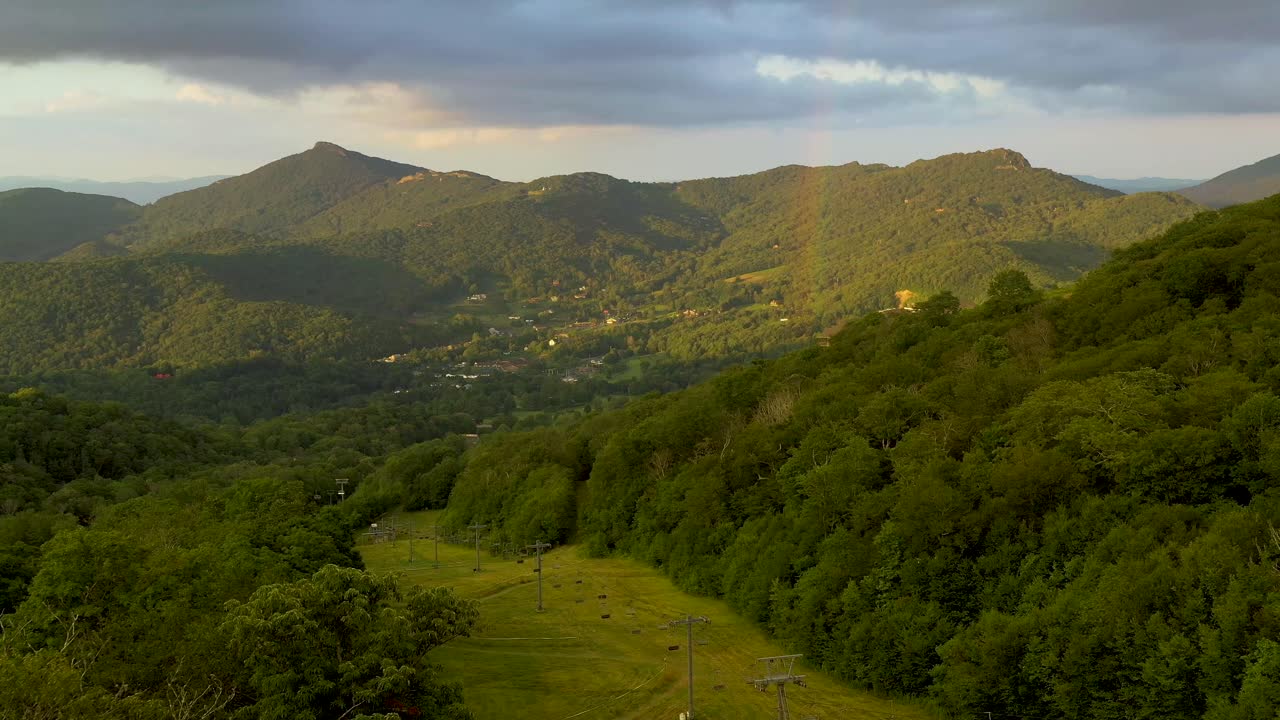 el hermoso arco iris es un exuberante paisaje montañoso de los apalaches, aéreo