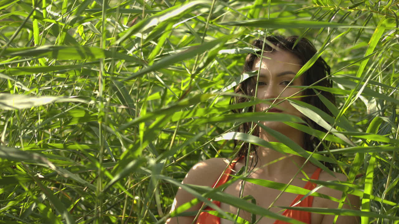 una mujer joven en la espadaña mira a la cámara