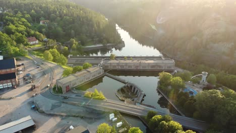 Luftaufnahme-Des-Wasserkraftzentrums-Olidan-In-Schweden-Mit-Atemberaubendem-Linseneffekt-Des-Sonnenuntergangs