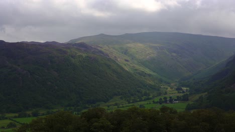 Toma-Panorámica-Lenta-Del-Valle-De-Stonethwaite-Y-De-Prestamo-De-High-Doad-En-El-Distrito-Inglés-De-Los-Lagos