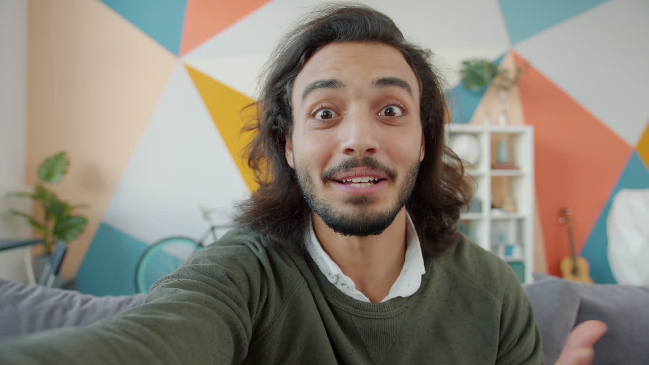 비디오 통화를 하는 남자