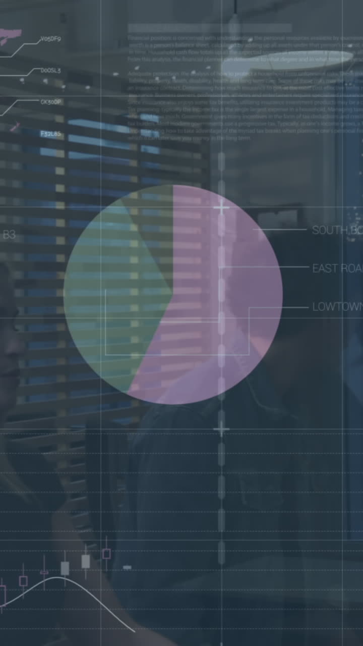 animación del procesamiento de datos financieros sobre un grupo diverso de personas de negocios hablando