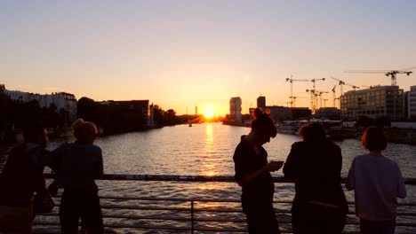 turistas con vistas al paisaje urbano de berlín al atardecer