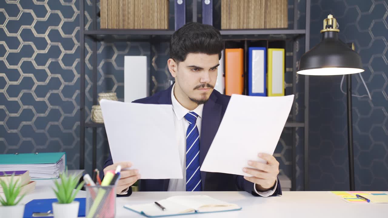 hombre de negocios mirando documentos, gráficos, estado de resultados.