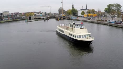 Drohne-Fliegt-über-Boot-Mit-Skyline-Der-Stadt-Im-Hintergrund