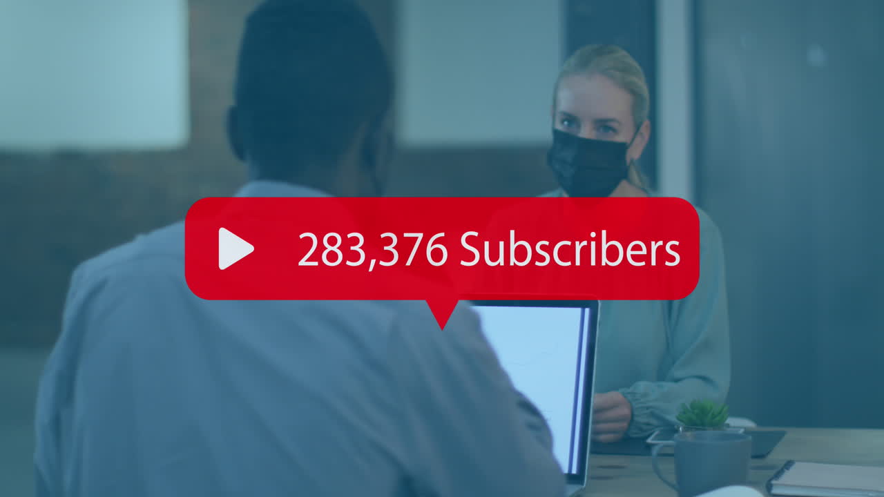 animación de números y suscriptores texto sobre diversas personas de negocios en máscaras faciales