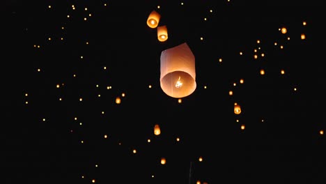 festival de las linternas en el cielo nocturno