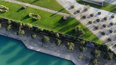 drone en palma de mallorca mirando hacia abajo en el parque y el estanque 2
