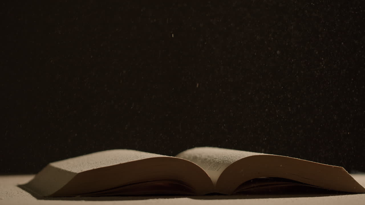 Libro aperto con polvere
