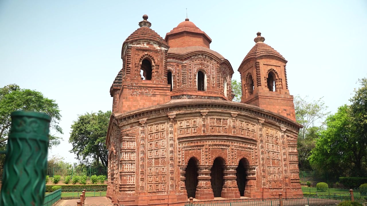 Questo tempio Pancharatna, ricco di opere in terracotta, è chiamato Tempio Shyamray o Pachmura. Questo tempio è riccamente ornato con decorazioni in terracotta.