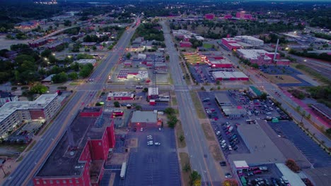 parque de estacionamiento industrial vista general de los edificios hora de la noche luces de la calle arquitecturas rojas naturaleza árboles bloques de torres carreteras divididas coches conduciendo estacionamiento viajando alrededor de los pájaros vista grúa drone georgia alabama