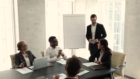el jefe tiene una reunión informativa con los empleados de la empresa multiétnica